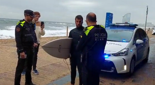 BCN police identifies surfers in the middle of the Blas storm